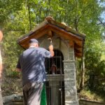 Don Davoli in procinto di benedire il manufatto